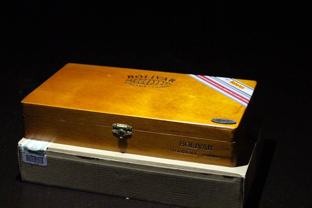 Bolívar Edición Regional Emiratos Arabes Unidos packaging